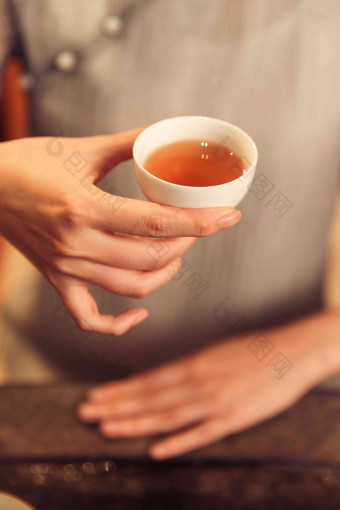 青年<strong>女人</strong>喝茶传统摄影