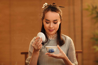 青年女人喝茶中国文化清晰拍摄
