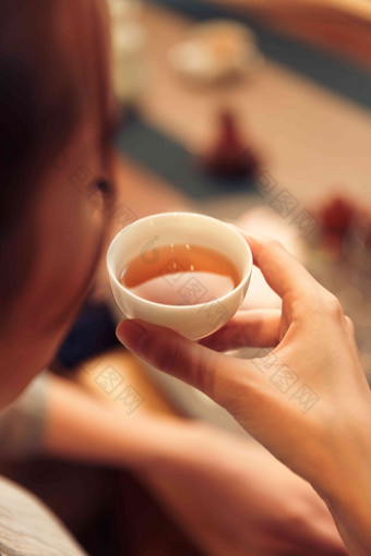青年女人喝茶生活方式高清影相