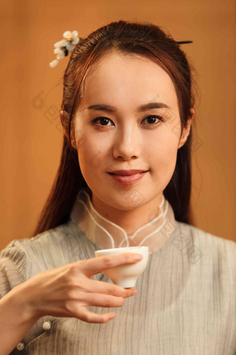 青年女人喝茶彩色图片清晰相片