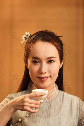 青年女人喝茶健康的高端照片