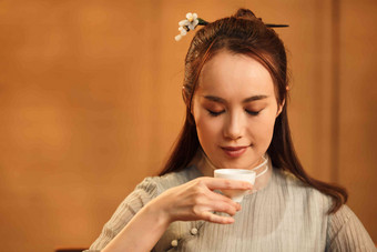 青年女人喝茶仅成年人氛围摄影