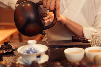 青年女人泡茶茶高质量相片