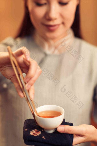 青年女人泡茶摄影摄影图