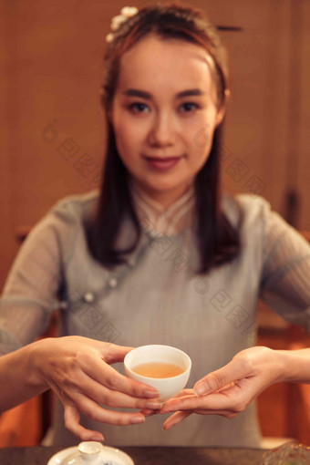 青年女人喝茶茶清晰素材