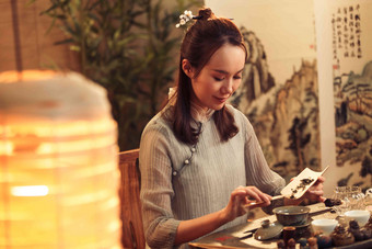 青年女人展示茶艺