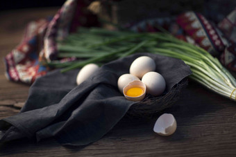 鸡蛋和葱营养高端摄影图