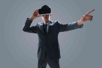 戴VR眼镜男士高科技商务人士灰色背景