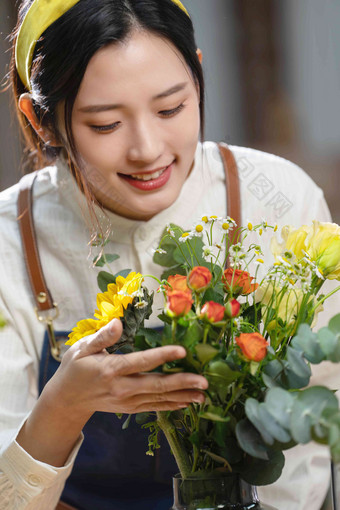 插花师插花青年女人花束