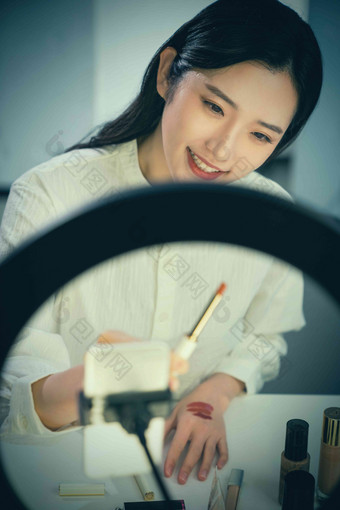 青年女人在线直播口红试色摄影写实图片