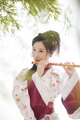 古装美女吹笛子传统摄影