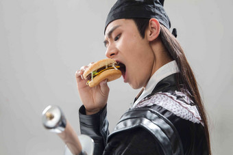吃汉堡的青年男人中国氛围图片