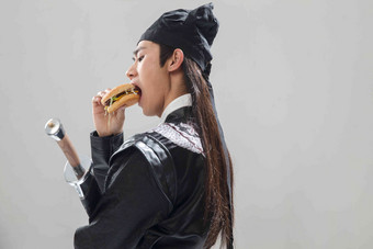 吃汉堡的青年男人东亚高清相片