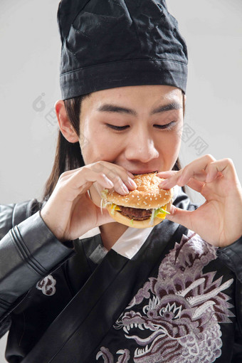 吃汉堡的青年男人吃饭男人高质量照片