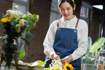 插花师插花鲜花仅一个青年女人氛围相片