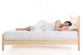 一个青年女人在卧室<strong>的</strong>床上睡觉舒适图片