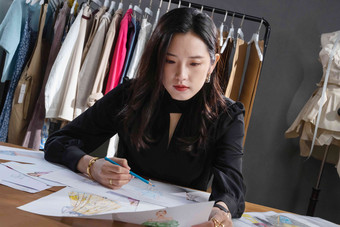 服装设计师设计图创作行业青年女人户内氛围场景