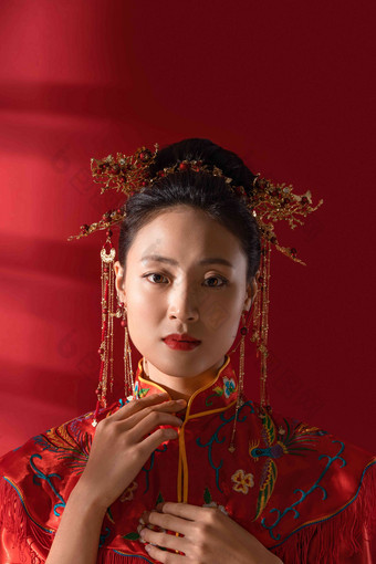 整理衣领的漂亮中式<strong>新娘中国</strong>人高质量图片