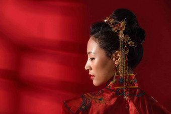 漂亮的中式新娘仅一个人高清镜头