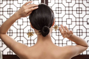 梳着中式发髻的东方女人中国元素高端摄影图