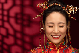 漂亮的中式新娘闭着眼睛笑