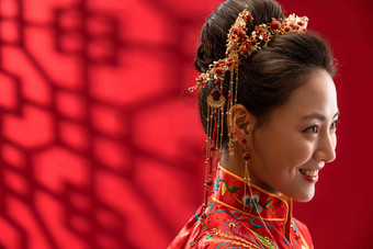 漂亮的中式新娘侧面刺绣高清摄影图