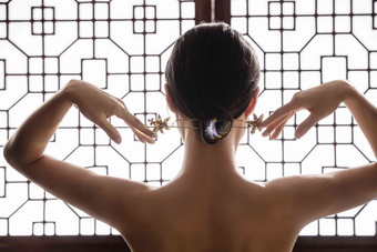 梳着中式发髻的东方女人中国元素高质量影相
