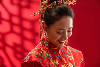 漂亮的中式新娘低着头