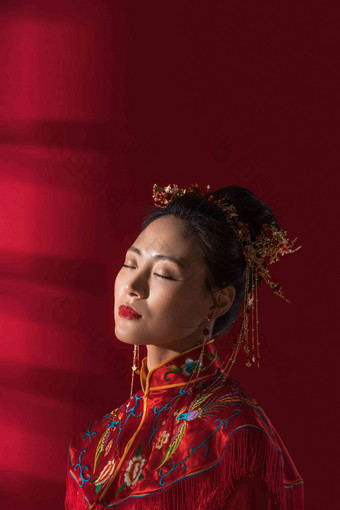 中式新娘闭着眼睛放松仅成年人高清相片