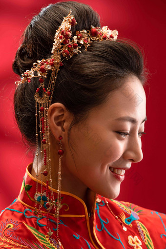 漂亮的中式新娘特写仅一个青年女人场景