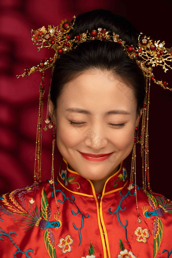 幸福的中式新娘闭着眼睛笑