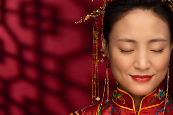 漂亮的中式新娘闭着眼睛仅一个女人高清影相