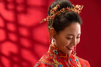 漂亮的中式新娘偷着笑