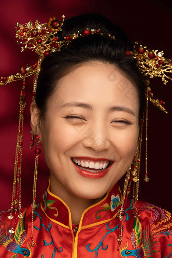 美丽的中式新娘笑容特写