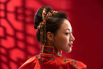 漂亮的中式新娘传统服装图片