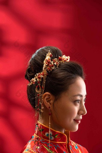 漂亮的中式新娘侧面