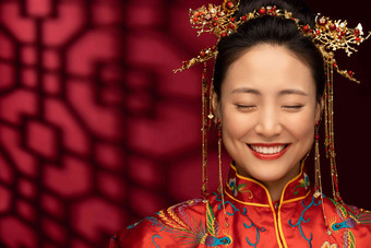 漂亮的中式新娘闭着眼睛笑结婚写实相片