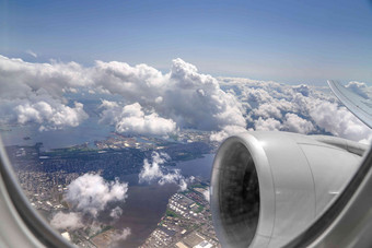 从飞机上俯瞰大地城市氛围相片