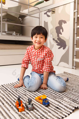 小男孩在地毯上玩耍牛仔裤高清素材