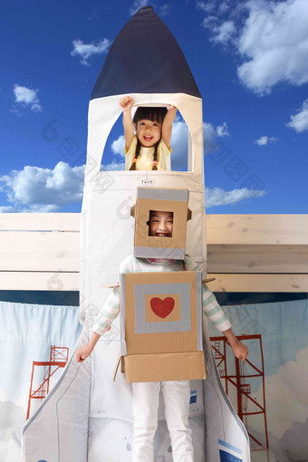 可爱的小女孩在玩太空探索幸福清晰摄影图