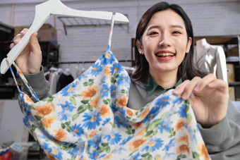 电商模特介绍连衣裙细节中国氛围镜头