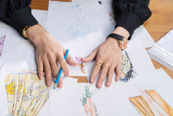 服装设计师设计图绘画青年女人专门技术氛围图片