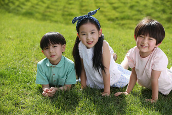 快乐的孩子趴在草地上生活方式清晰相片