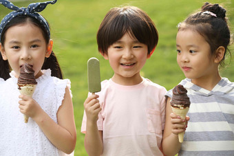 快乐的孩子吃冰棍水平构图清晰镜头