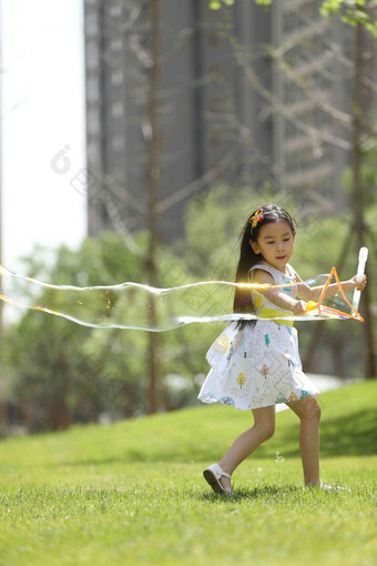 小女孩在户外<strong>玩耍</strong>