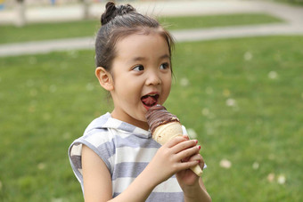 小女孩吃<strong>冰淇淋</strong>可爱的高端镜头