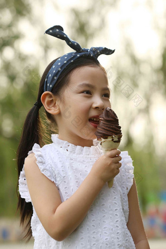 小女孩<strong>吃</strong>冰淇淋