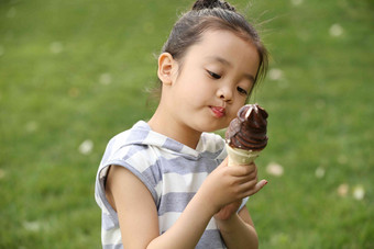 小女孩吃冰淇淋白昼写实相片