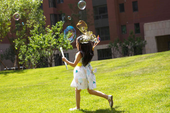 小女孩在户外<strong>玩耍</strong>