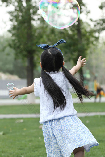 小女孩在户外玩耍